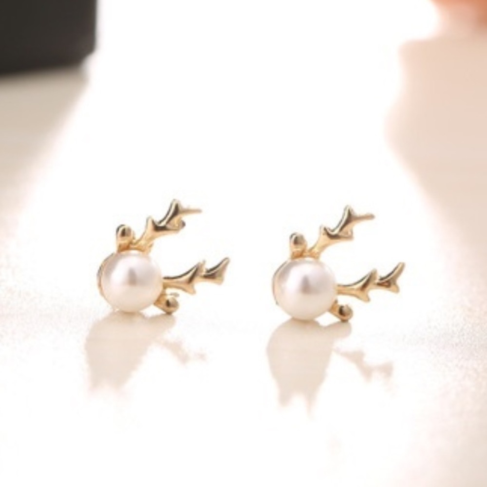 Cute Dainty Reindeer Christmas Earrings Deer Pearl - Picture 1 of 4